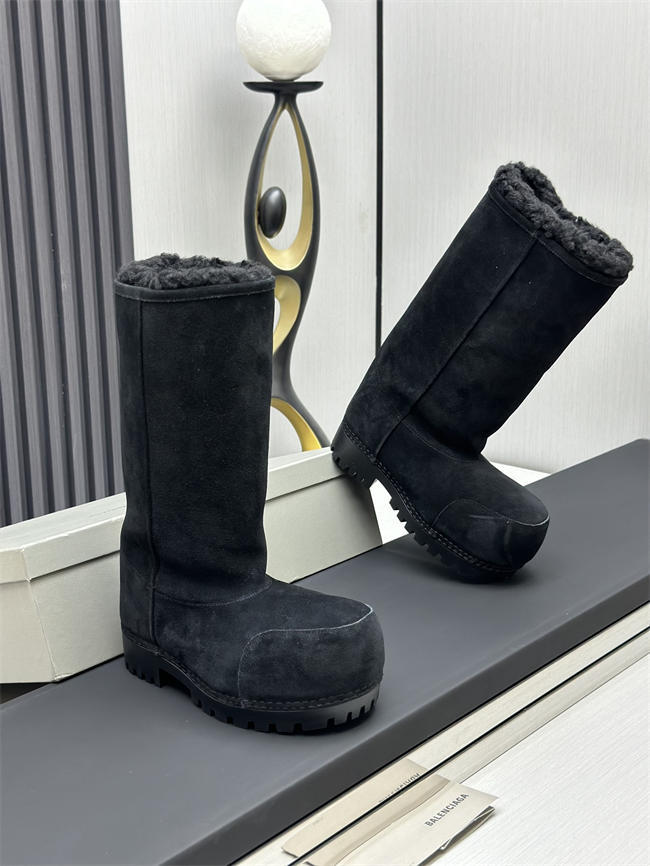 Ba*len*cia*ga alaska fur boot