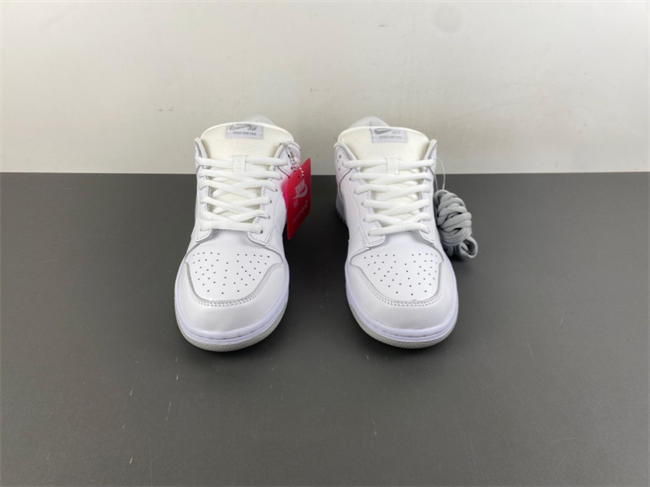 nike sb dunk low S*p*e 94 white metallic silver hq8487-100